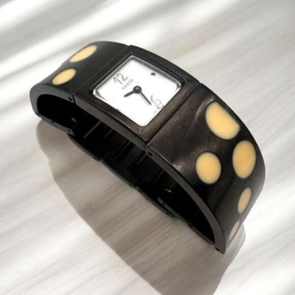 Guess Women's Yellow Spot Chrome Strap Quartz Movement‎ Square Wristwatch Black - Picture 1 of 9